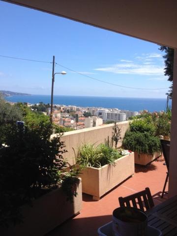 نيس Relaxing Place With Wonderful View...Calme Avec Vue Magnifique Sur La Baie Des Anges, Mais En Campagne A 12 Minutes De La Promenade Des Anglais المظهر الخارجي الصورة